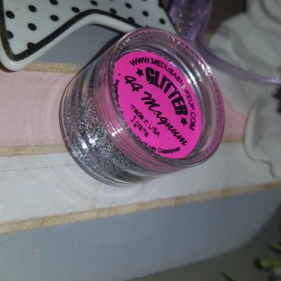 🌟💙44 MAGNUM Medusa Makeup Glitter Pot NWT - Picture 7 of 8